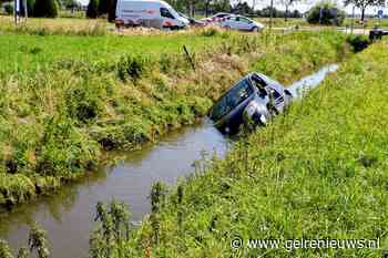 Auto te water na botsing met vrachtwagen