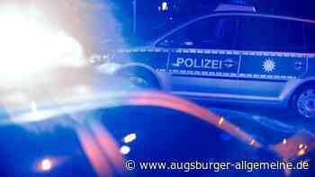 Mann greift in Supermarktkasse und sticht mit Messer nach Kassiererin