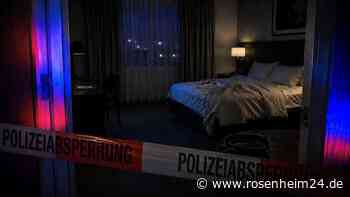 Attacke im Hotelzimmer: Angehörige gehen mit Schere und Bratpfanne auf Freund los