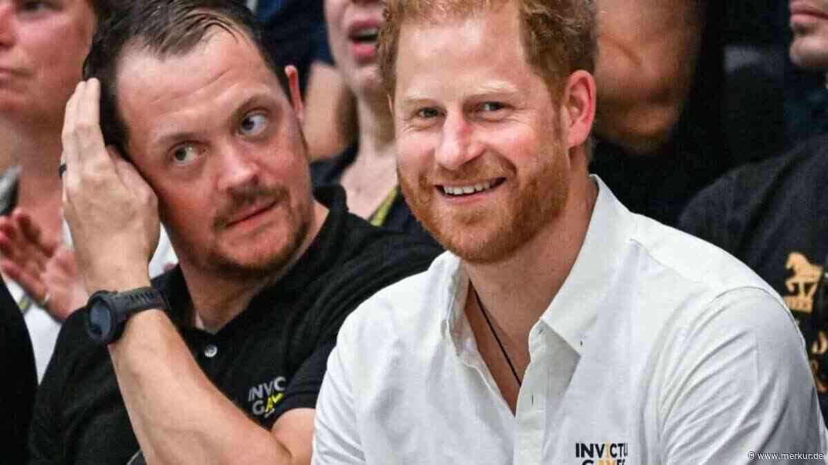 Heimatverbunden: Prinz Harry posiert mit Archie im England-Trikot