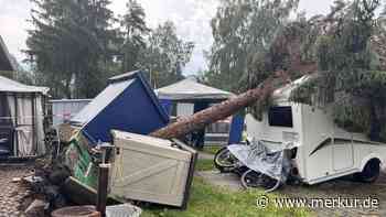 Unwetter wüten in Bayern: Baum stürzt auf Wohnmobil – Bilder zeigen das ganze Ausmaß der Schäden