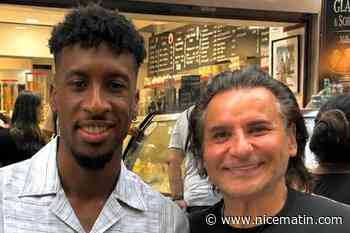 La star du football Kingsley Coman de passage dans un glacier qui attire les célébrités à Antibes