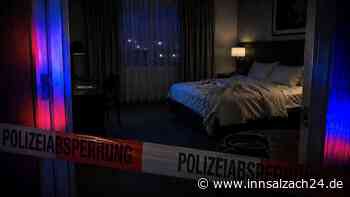 Attacke im Hotelzimmer: Angehörige gehen mit Schere und Bratpfanne auf Freund los