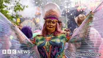 Space oddities: Festival's fancy dress parade