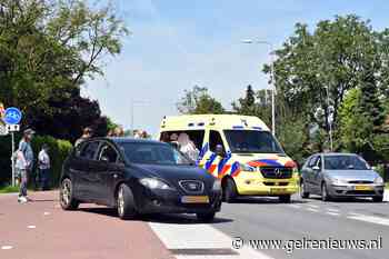 Oudere vrouw op snorfiets komt in botsing met auto
