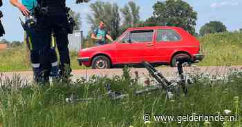 Wielrenner zwaargewond na botsing met personenauto in Beek