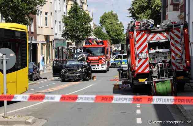 FW-E: Verkehrsunfall zwischen Pkw und Bus - Fahrerin nach technischer Rettung ins Krankenhaus transportiert