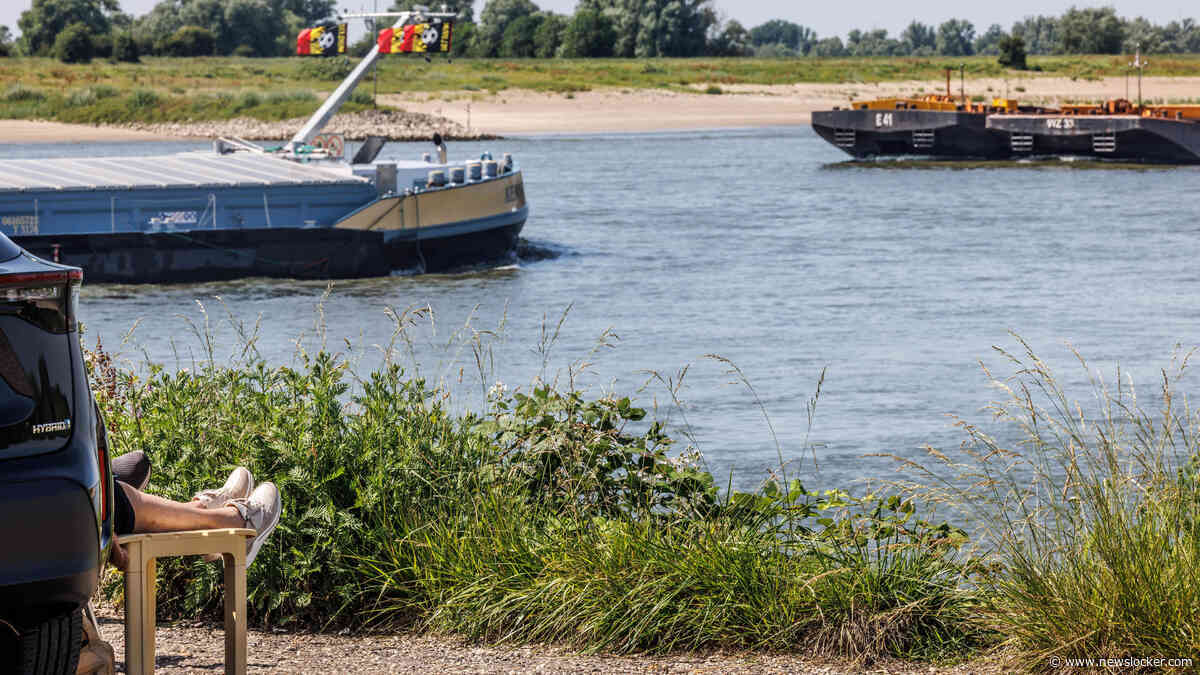Na heldendaad van verdronken vrouw (42) slaan aangeslagen bezoekers van strandje aan de Waal alarm: ’Kan hier heel snel misgaan’