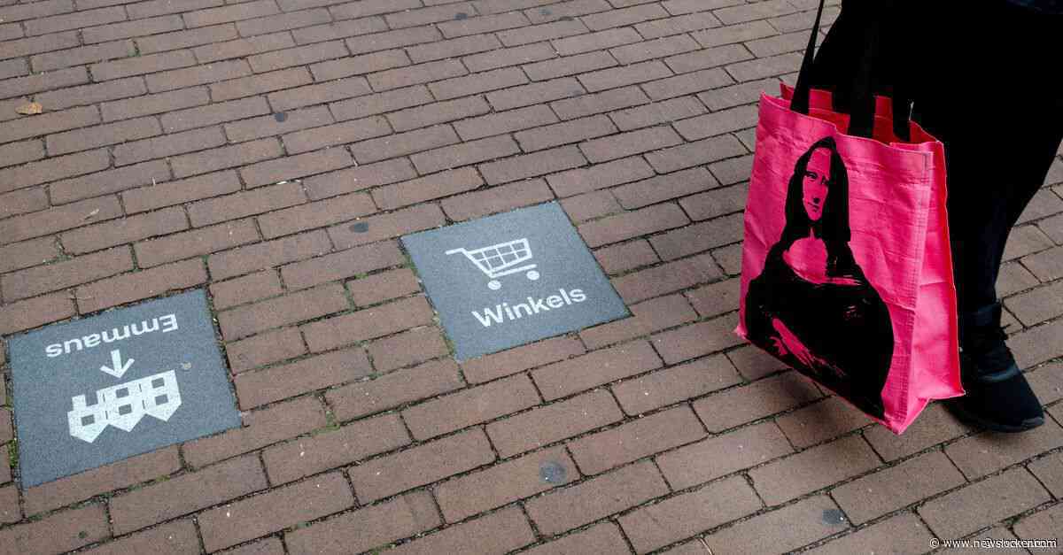 Nederland telt straks een half miljoen mensen met dementie, dus maak de bewegwijzering kraakhelder en omlijst die glazen deur met oranje, zegt de &amp;#8216;dementiearchitect&amp;#8217;