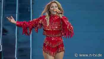 Ein (zu) heißer Auftritt: Helene Fischer schält sich aus "Ganzkörperkondom"