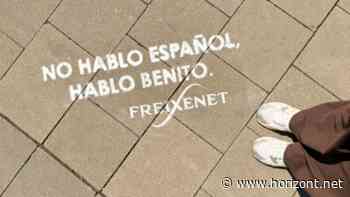 Guerilla Marketing in Düsseldorf: Freixenet prostet Fans zu, die für Bad Bunny Spanisch lernen