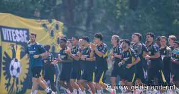 Dat KNVB-logo zit Oranjekoorts in de weg, althans: bij de diehard Vitesse-fans