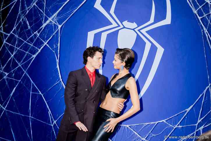Tausende Fans feiern Tom Holland und Zendaya in Berlin