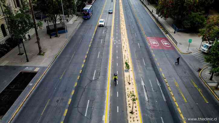 “Se estima necesario reconsiderar la ejecución”: Conaset solicita continuar con la ciclovía de la Alameda pese a la negativa de Poduje al proyecto
