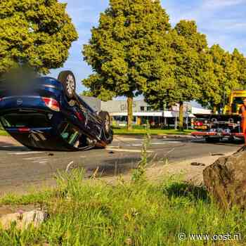 112 Nieuws: Auto raakt steen en slaat over de kop in Hengelo