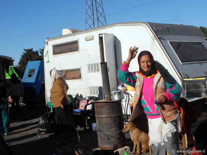 Camper, amaca e bucato. Ma il giudice cancella le multe alla famiglia rom: “È il loro stile di vita”