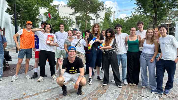 Zweedse influencer laat zich in Tilburg bekogelen met bitterballen