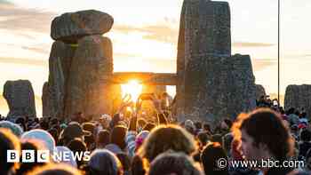 20,000 gather at Stonehenge to celebrate the summer solstice