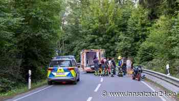 Motorradunfall bei Seebruck: Junger Biker wird über Leitplanke geschleudert