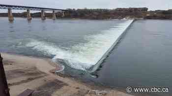 Safety buoys not in place before watercraft rider goes over weir, says City of Saskatoon