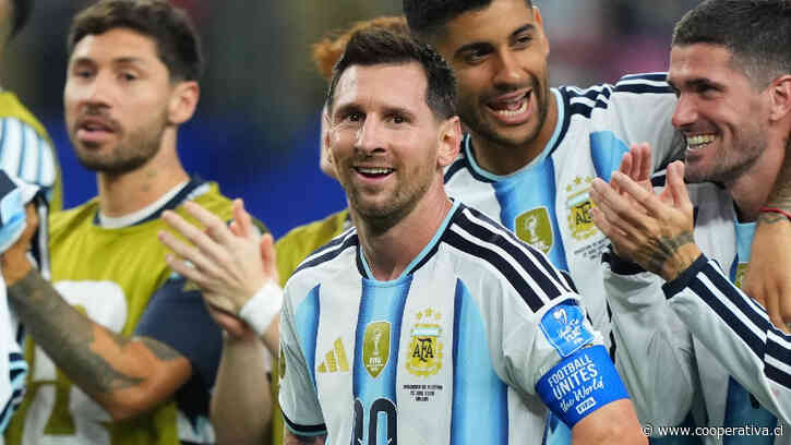 ¡En la cancha! Klopp, Muller y Pekerman abrazaron a Messi tras histórica hazaña en el Mundial