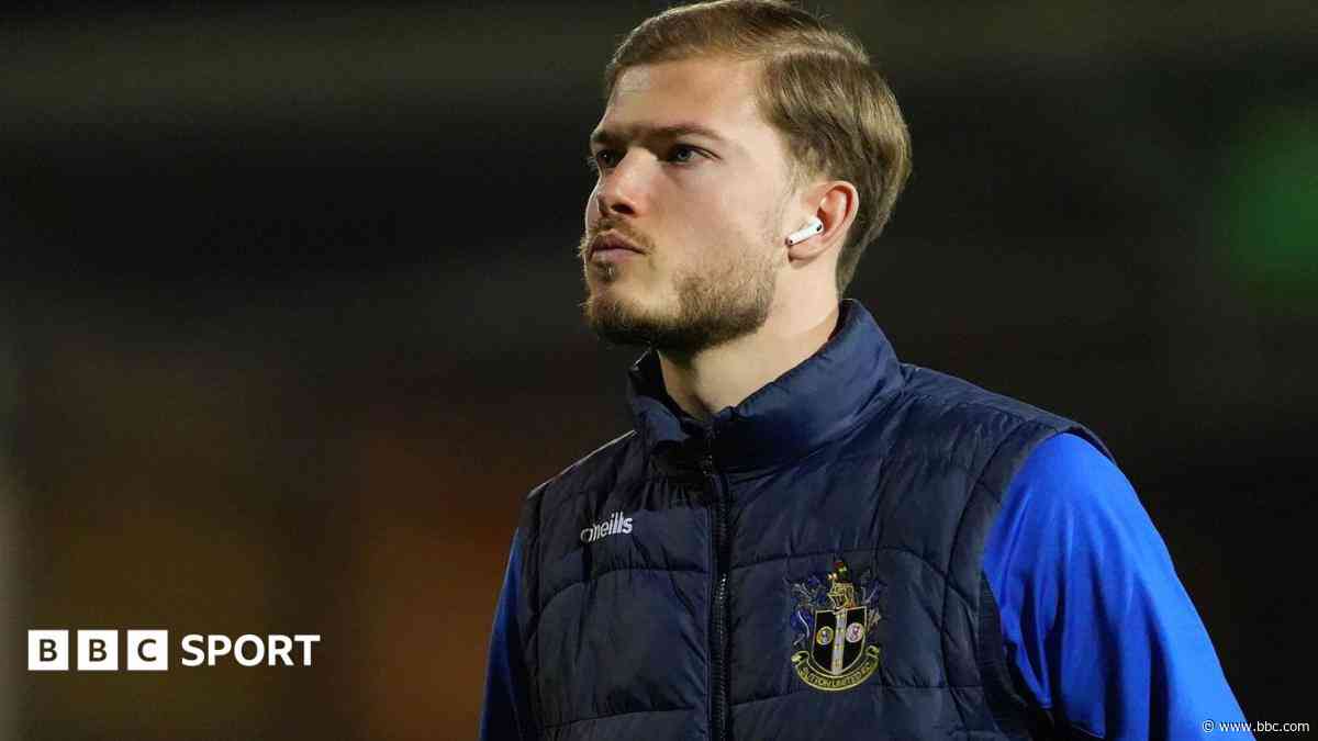 Walsall sign ex-Sutton midfielder Simper