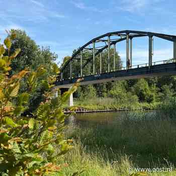 Tieners springen van metershoge brug Twentekanaal in: 'Levensgevaarlijk'