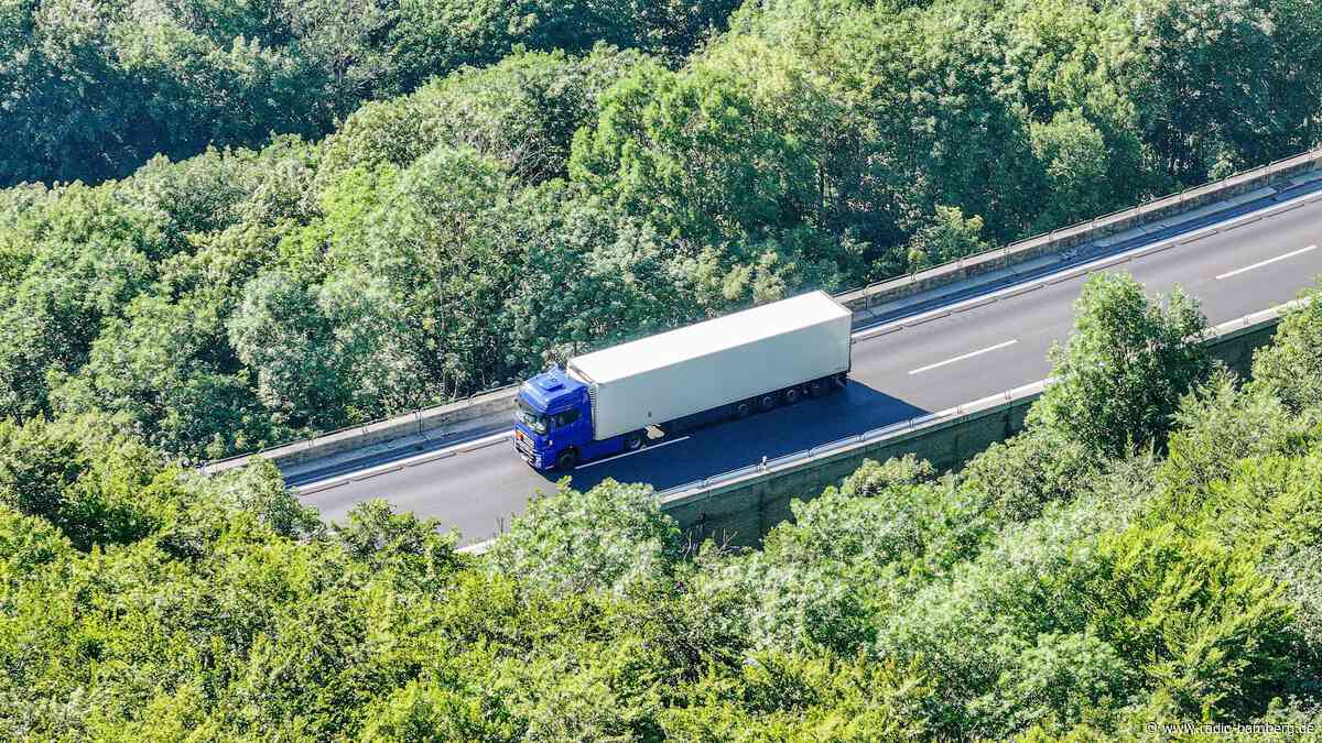 Explosives Gefahrgut legt A8 lahm – Evakuierungen und Stau