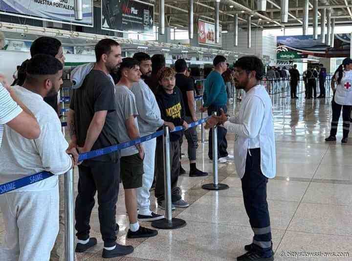 Un grupo de 121 migrantes venezolanos retorna al país en un vuelo de repatriación desde Estados Unidos