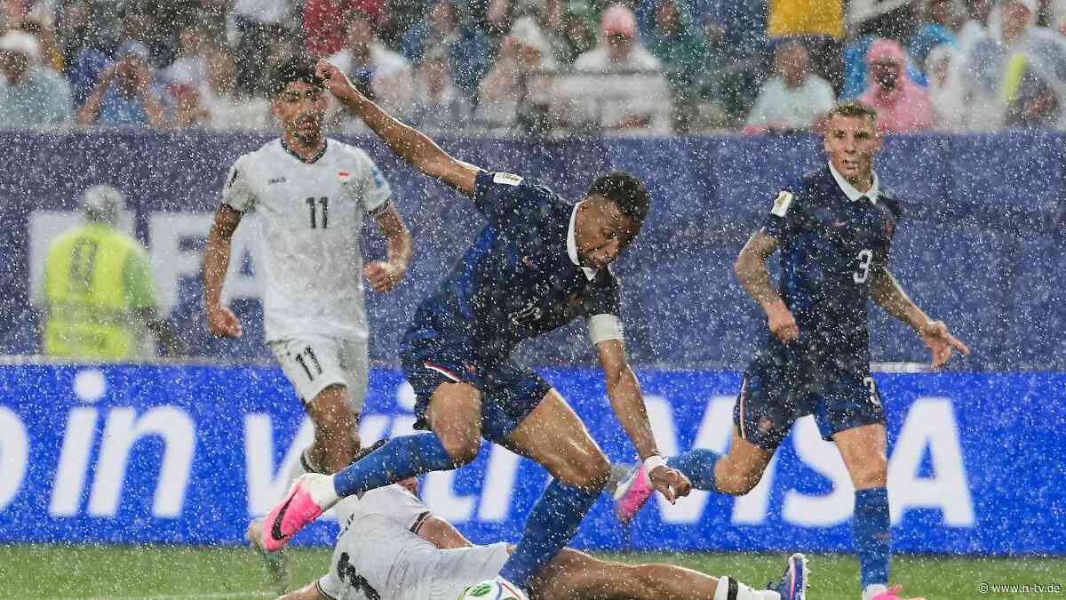 132 Minuten Pause: Frankreich bejubelt Slapstick-Tor in WM-Wasserschlacht