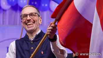 Flugzeuge aus Plüsch und Abschiebungen als Mitgröl-Schlager – die FPÖ provoziert mit ihrem «Remigrationssong»
