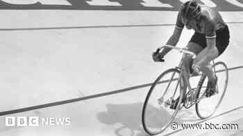 Plaque unveiled for record-breaking cyclist