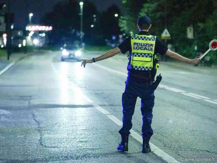 Milano, agente della polizia locale muore durante un inseguimento: caccia all'Audi in fuga