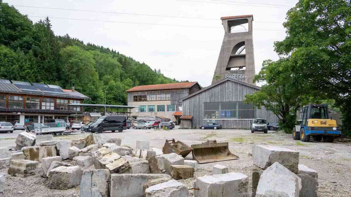 Gebrauchtwagenhandel am Förderturm: Feuerwehr besorgt um Zufahrt