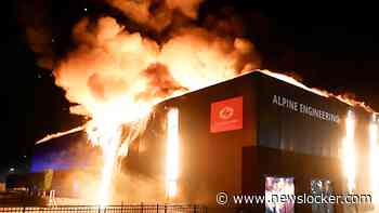 Beelden: Grote brand in bedrijfspand in Den Hoorn
