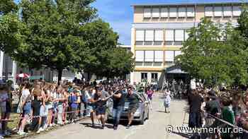 „13 Jahre gekocht, jetzt wird serviert“: Lehrer ziehen bei 30 Grad einen Kleinwagen über den Pausenhof