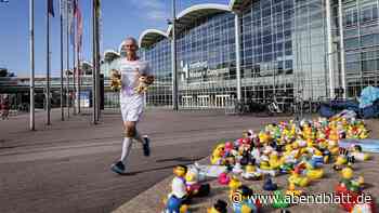 Marathon in der Hitze: Warum dieser Mann 422 Runden um den Fernsehturm läuft