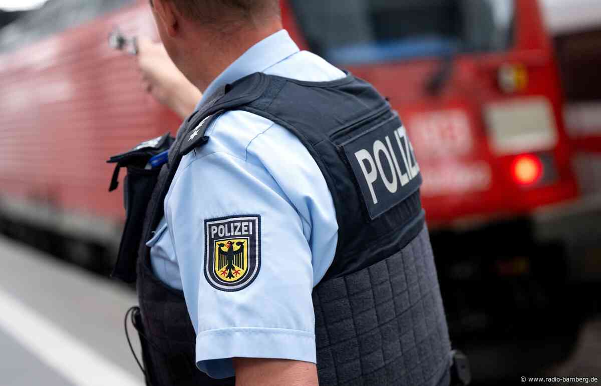Mann soll Schüler in Zug ins Gesicht gepuckt haben