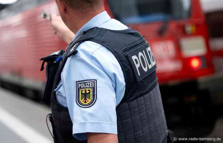 Mann soll Schüler in Zug ins Gesicht gepuckt haben