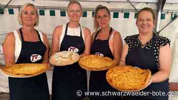 Gelungenes Backhausfest: Team backt rund 300 Holzofenbrote und 450 Zwiebelkuchen