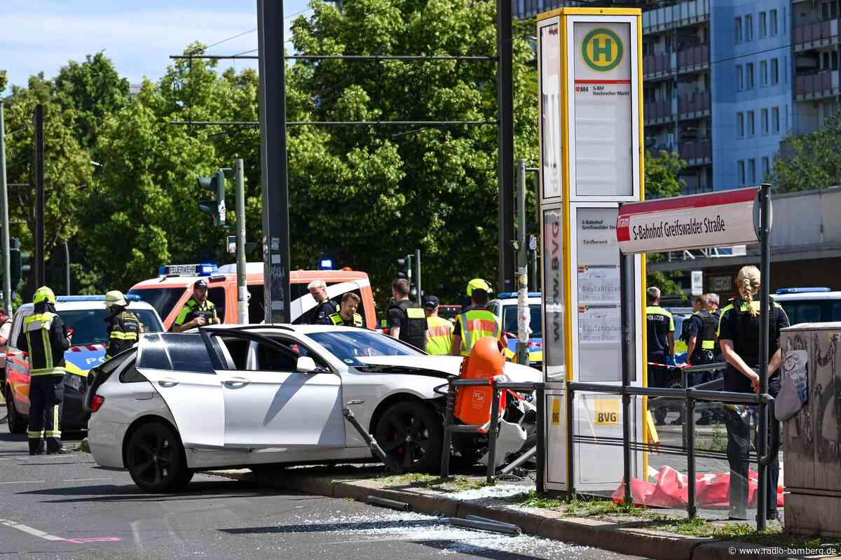 Autos schleudern auf Bahnsteig – Mann von Mast erschlagen