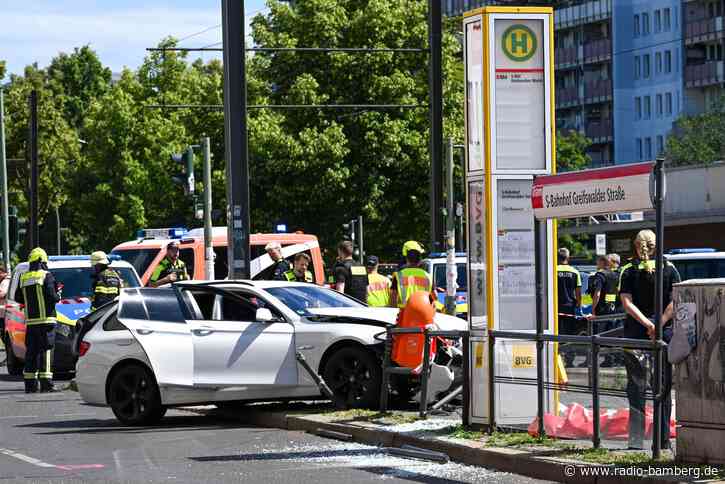 Autos schleudern auf Bahnsteig – Mann von Mast erschlagen