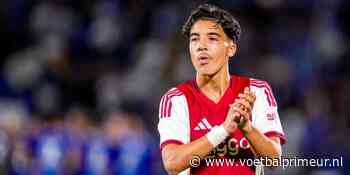 Buitenspel: Bounida traint in Ajax-shirt met naam van teamgenoot op de rug