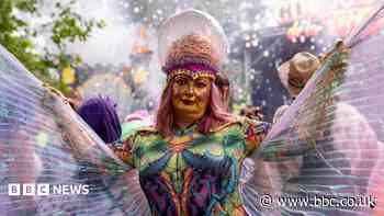 Space oddities: Festival's fancy dress parade