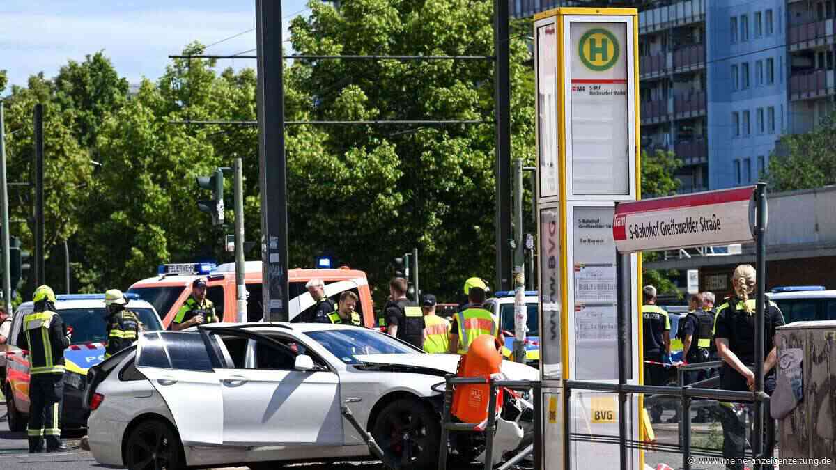Autos schleudern auf Bahnsteig – Mann von Mast erschlagen