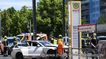 Autos schleudern auf Bahnsteig – Mann von Mast erschlagen