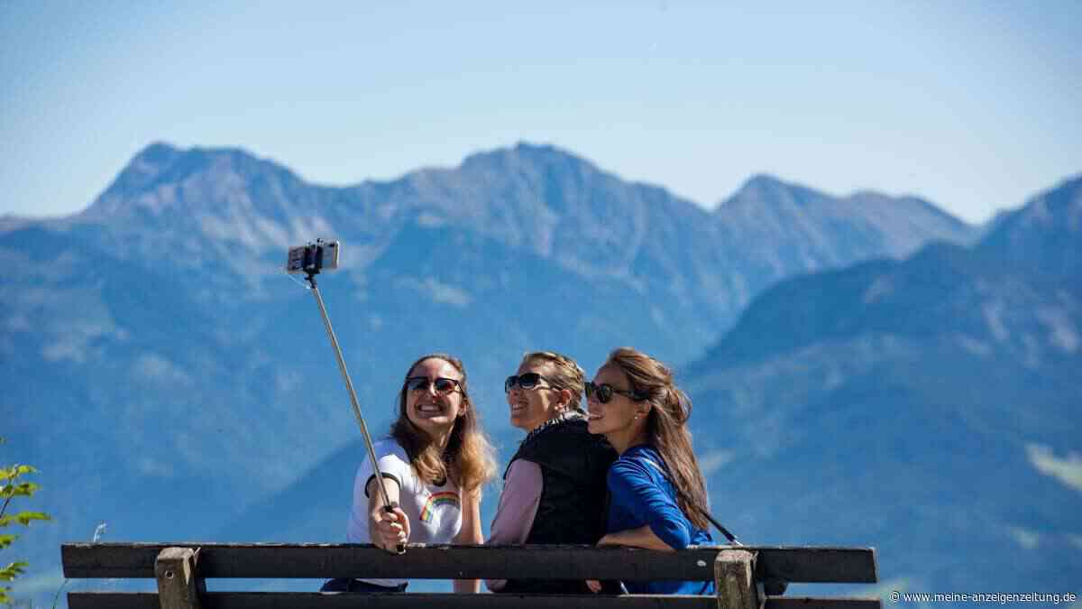 Hände auf Selfies: Warum das Peace-Zeichen im Netz zum Risiko wird