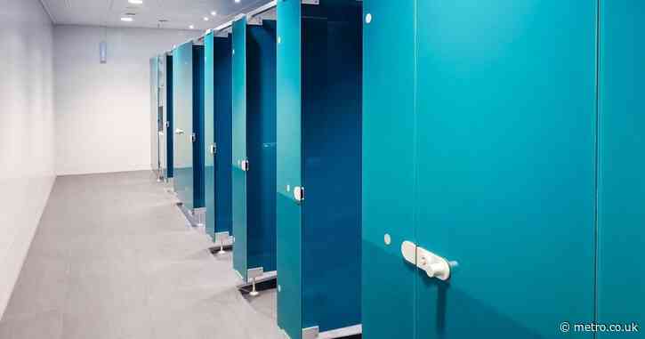A dad took his daughters into the women’s toilet — then the police were called