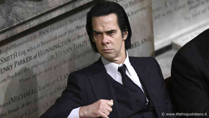 Nick Cave: “I fan anziani mi chiedono i selfie, che odio. La sola differenza tra me e questi vecchi rincoglioniti con la dentiera è che io mi tingo i capelli di nero”