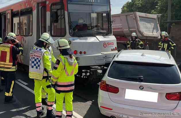 FW-BN: Zusammenstoß zwischen Straßenbahn und PKW endete glimpflich